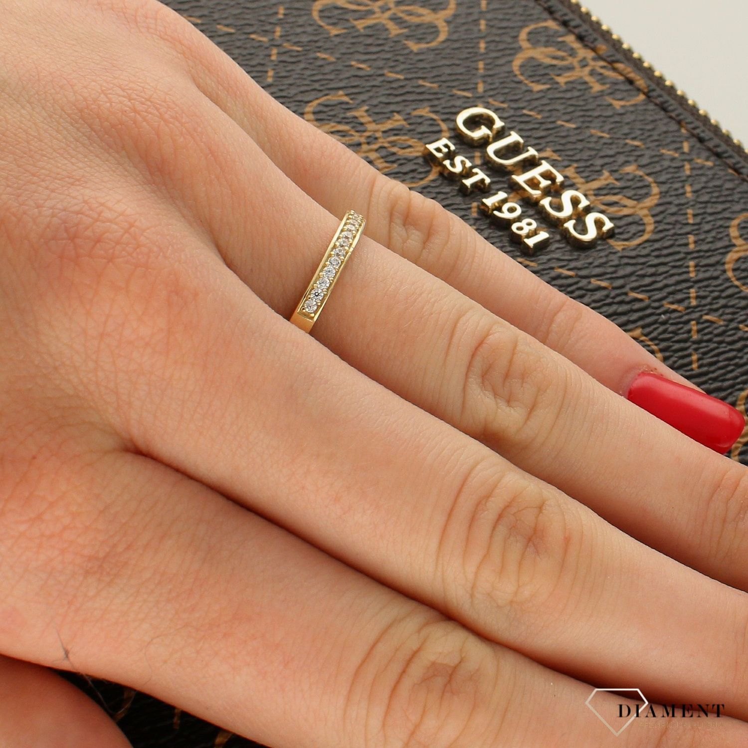 Złoty pierścionek 585 z cyrkoniami PI 3570. Złoty pierścionek z cyrkoniami. Złoty pierścionek damski. Złoty pierścionek obrączka. Złoty piprezent..jpg